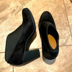 EUC Clark’s Shooties in Black Suede, 8M.  Barely worn.  Very comfortable.